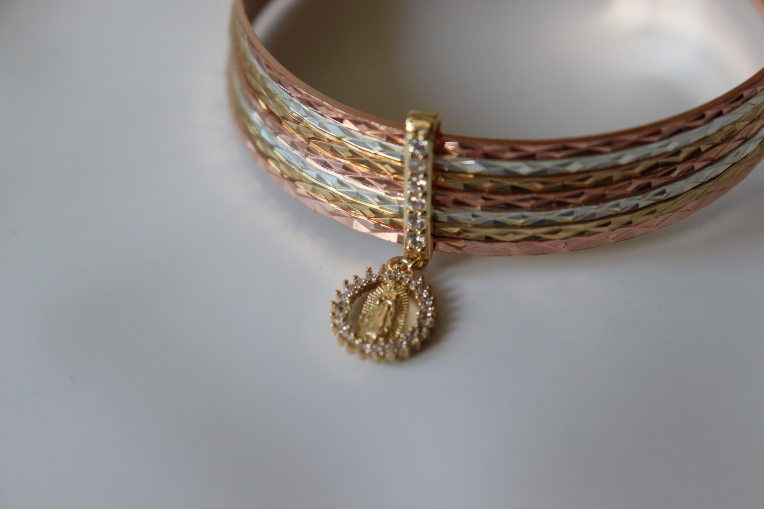 Bracelet dore Maison Seraphia orne d'une medaille de la Vierge