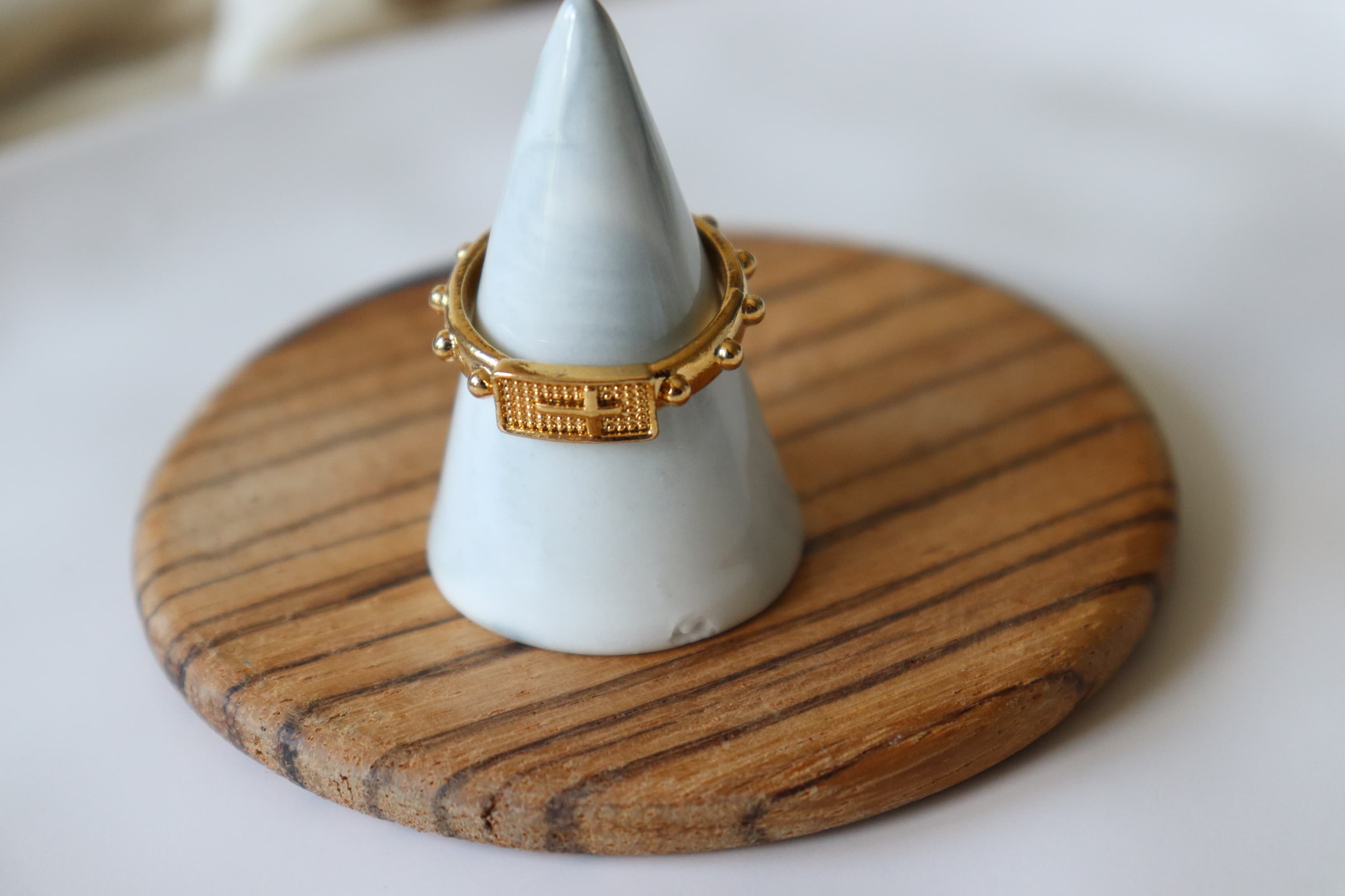 Detail de finition d'une bague Maison Seraphia