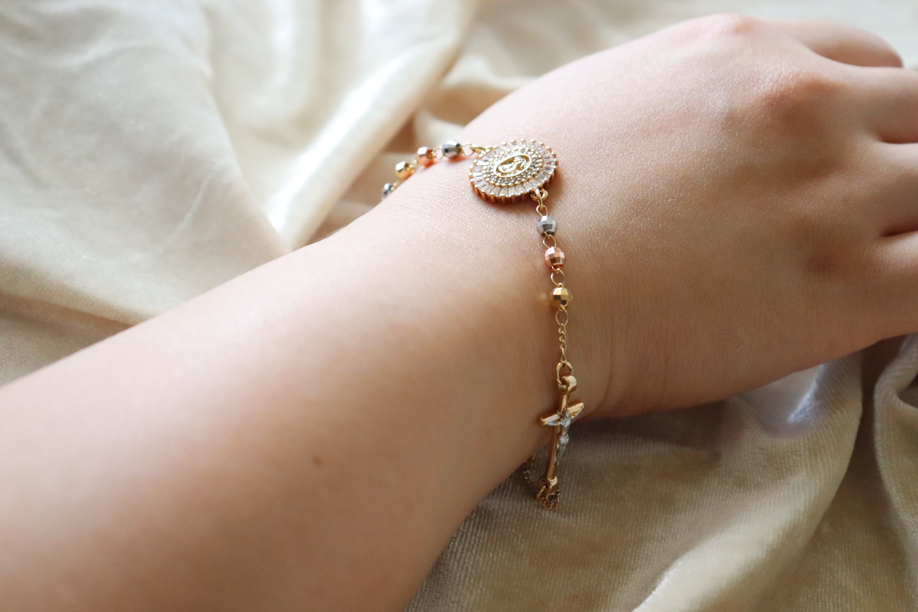 Bracelet chapelet Maison Seraphia pose sur un bol en bois, esprit atelier