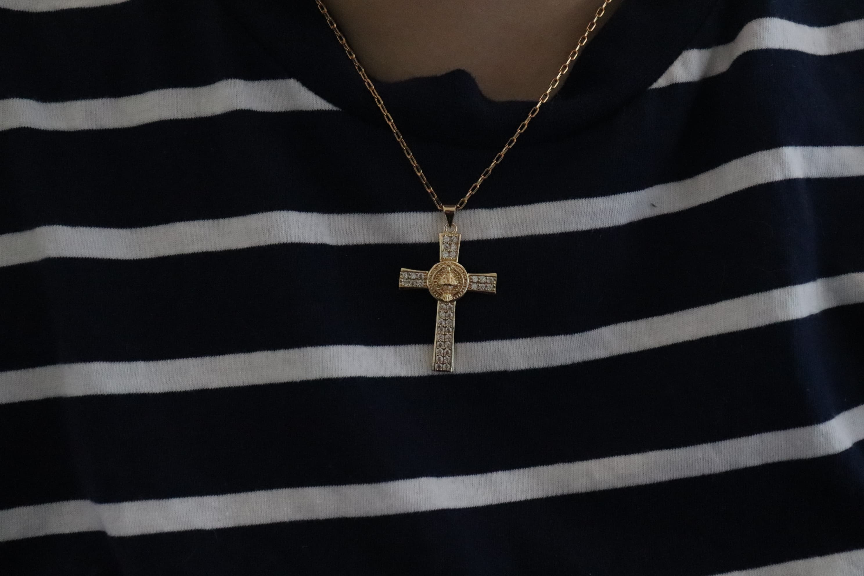 Chapelet Maison Seraphia porte, medaille et croix visibles