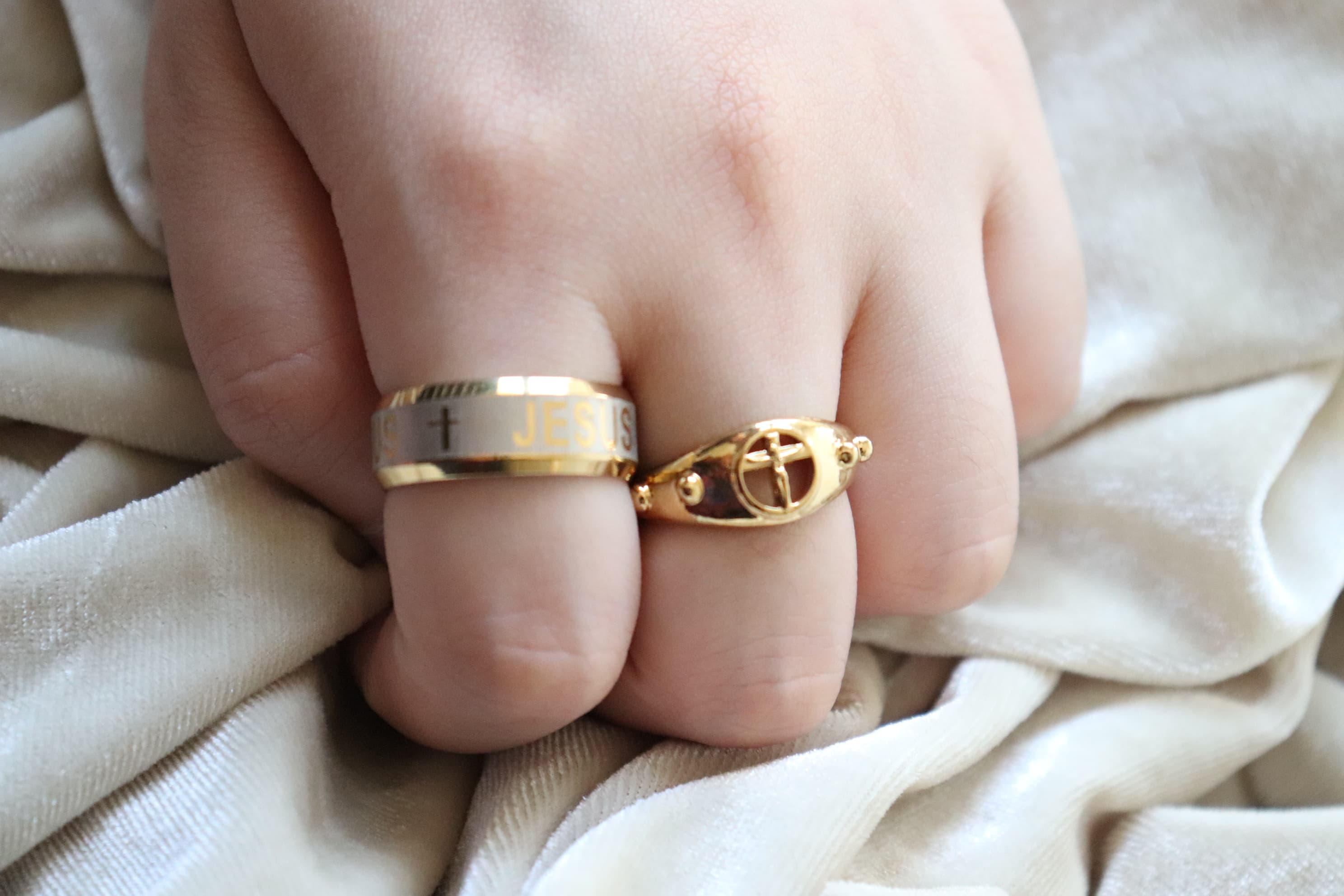 Bague Jesus et bague croix Maison Seraphia portees ensemble