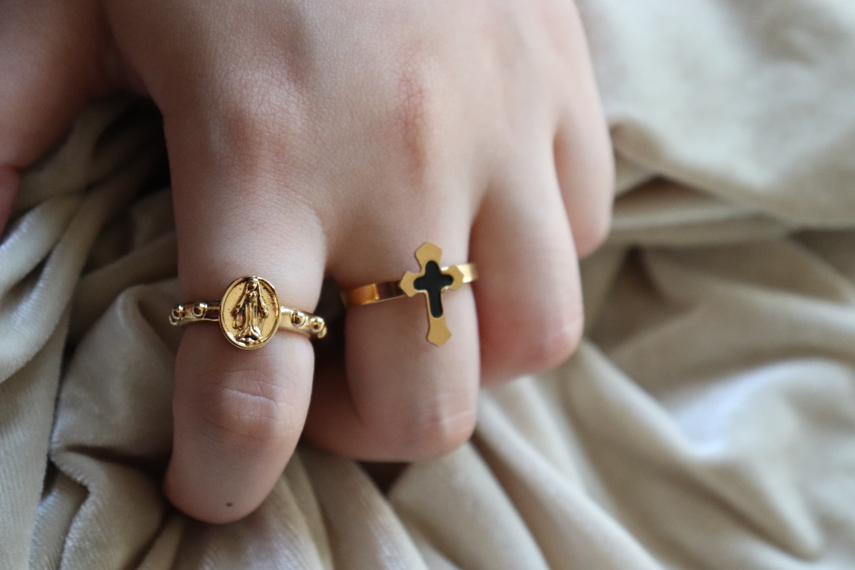 Bague medaille de la Vierge et bague croix portees a la main